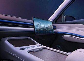 OMODA 7 con schermo star-track scorrevole