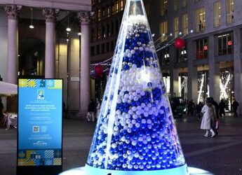 Natale, a Milano l’albero di Airc si spoglia per aiutare la ricerca