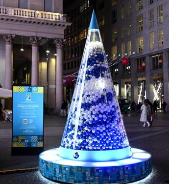 Natale, a Milano l’albero di Airc si spoglia per aiutare la ricerca