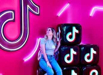 TikTok, come funziona la realtà aumentata e come nascono i filtri social