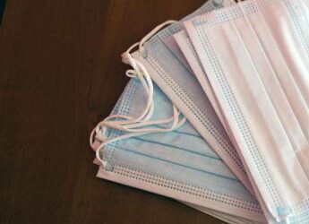 Influenza, boom di casi nel Regno Unito: tornano le mascherine negli ospedali. E in Italia?