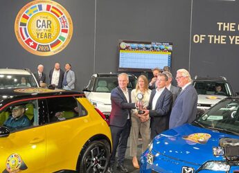 Renault fa il bis, il Car of the Year 2025 va a 5 E-Tech Electric/ Alpine A 290