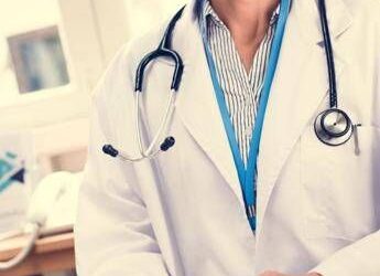 “Dottoressa lei rimane?”, storia di Eugenia medico di famiglia nel cuore delle Alpi