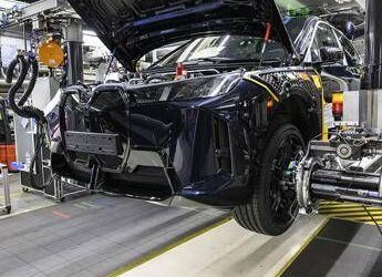 Nuova BMW iX, il rinnovato SUV elettrico nasce nella fabbrica di Dingolfing