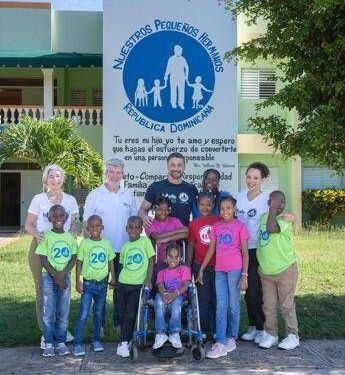 “Da padrini a nonni a distanza”. Michelangelo e il legame con i bimbi aiutati che dura una vita