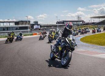 Suzuki Motor Fest 2025: emozioni in pista e in mare per oltre 2000 appassionati
