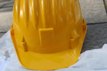 Due morti sul lavoro: nel Padovano 22enne ucciso da cilindro taglia lamiere, a Bari operaio precipita da capannone