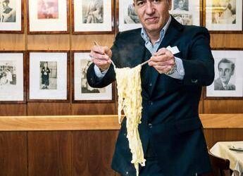 Le Fettuccine Alfredo? “Un’alchimia di soli 3 ingredienti, diffidate dalle imitazioni”