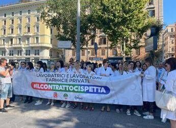 Farmacie, protesta dipendenti a Roma: “Umiliati, vogliamo stipendi dignitosi”