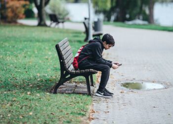 Giovani e smartphone: e se il vero problema non fosse lo schermo, ma il silenzio degli adulti?
