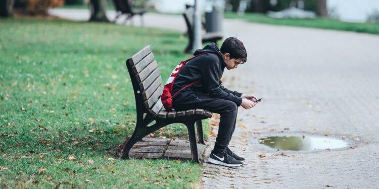 Giovani e smartphone: e se il vero problema non fosse lo schermo, ma il silenzio degli adulti?