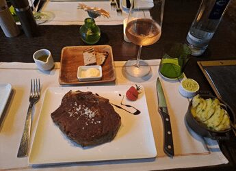 Turismo, al Gewandhaus Hotel Dresda carne stagionata al ristorante e cake-shop per dessert