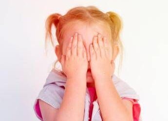 Bimbi in ansia già a 2 anni. Le paure? Buio, mostri e distacco dai genitori