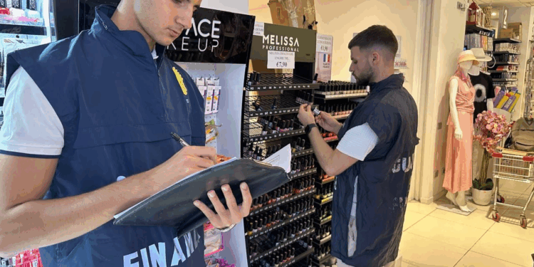 Sequestrati smalti e gel per unghie