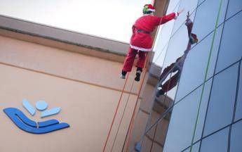 Al Bambino Gesù sguardi al cielo per l’arrivo di Babbo Natale