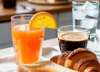 Ecco le 6 bevande da evitare al mattino, i pro e contro: cosa dice l’immunologo