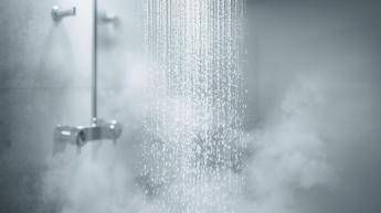 Meno docce dopo i 65 anni, la raccomandazione del dermatologo