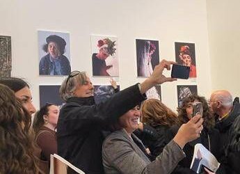 Mostre, ‘Turbanti’ a Roma un percorso fotografico tra moda e inclusione