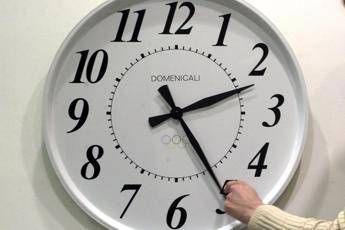 Ora solare 2026, il cambio ‘conviene’?