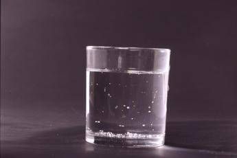 Bere acqua calda al mattino o alla sera? I consigli dell’esperto