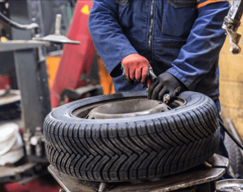 Cambio gomme estive: scadenze, regole e sanzioni secondo il Codice della Strada