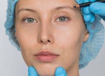 Chirurgia estetica in crescita, ma è rivoluzione ‘soft’: i trend dal seno ai filler