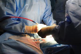 Operata al femore a 104 anni, già in piedi il giorno successivo all’intervento