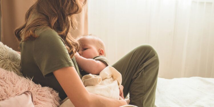 Allattamento esclusivo, perché i primi sei mesi sono importanti (ma meno di 1 bambino su 4 riceve solo latte materno)