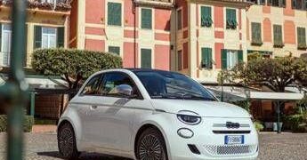Fiat 500 Hybrid Dolcevita: la cabrio italiana punta sullo stile anni Sessanta