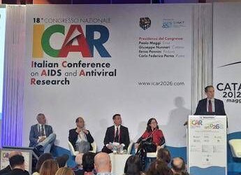 Hiv e adolescenti, l’allarme degli infettivologi: “Cala la percezione del rischio e cresce l’urgenza di prevenzione ed educazione sessuo-affettiva”
