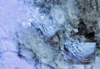 I satelliti svelano immagini straordinarie dell’eruzione che sta creando una nuova isola nel Pacifico