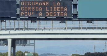 La guida In autostrada e il vizio di occupare la corsia di sorpasso: non è prudenza ma infrazione