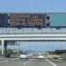 La guida In autostrada e il vizio di occupare la corsia di sorpasso: non è prudenza ma infrazione