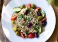 La salute nel piatto? “Insalata di farro con olive e prosciutto pranzo top”, il consiglio del nutrizionista