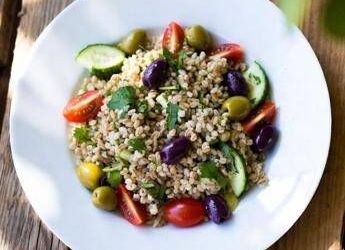 La salute nel piatto? “Insalata di farro con olive e prosciutto pranzo top”, il consiglio del nutrizionista