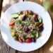La salute nel piatto? “Insalata di farro con olive e prosciutto pranzo top”, il consiglio del nutrizionista