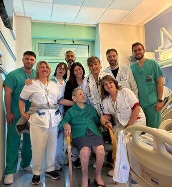 Operata a 102 anni al Policlinico Tor Vergata di Roma, in piedi dopo 2 giorni