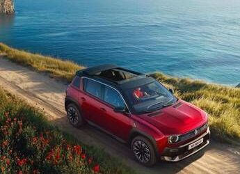Renault 4 E-Tech Plein Sud, un tetto apribile fra passato e presente