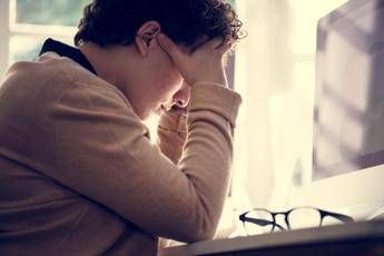 Sindrome dell’impostore, quando in ufficio pesa il nuovo ruolo e il confronto con i colleghi