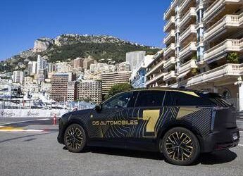 DS N°7, il debutto a Monaco anticipa l’arrivo del SUV elettrico