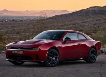 Dodge Charger torna in Europa: elettrica o benzina, sempre muscle car