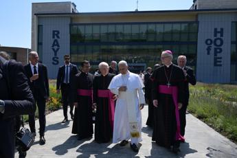 L’abbraccio di Papa Leone ai piccoli pazienti del Cnao di Pavia
