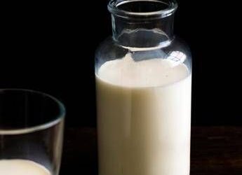 Latte crudo, nuove infezioni tra gli ‘adepti’. Bassetti: “Va vietato”
