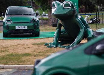 Renault, per la nuova Twingo elettrica una ‘House of Frog’ per accendere l’estate romana