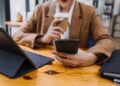 Donna più multitasking dell’uomo? La scienza smonta lo stereotipo: c’è una sola differenza