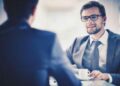Il disagio psicologico sul lavoro non va in vacanza e l’estate diventa lente d’ingrandimento dei problemi