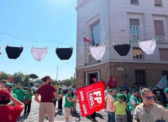Lavoratori sanità privata e Rsa in presidio per il contratto: “Ci avete lasciato in mutande”