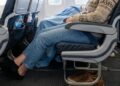 Lunghi viaggi in aereo? Guai a togliere le scarpe: i consigli anti trombosi