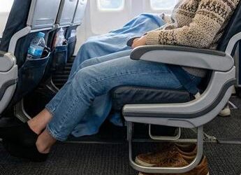Lunghi viaggi in aereo? Guai a togliere le scarpe: i consigli anti trombosi