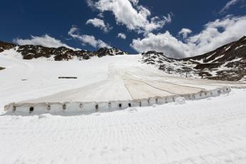 MINI sostiene progetto pilota per conservare la neve con geotessili biodegradabili